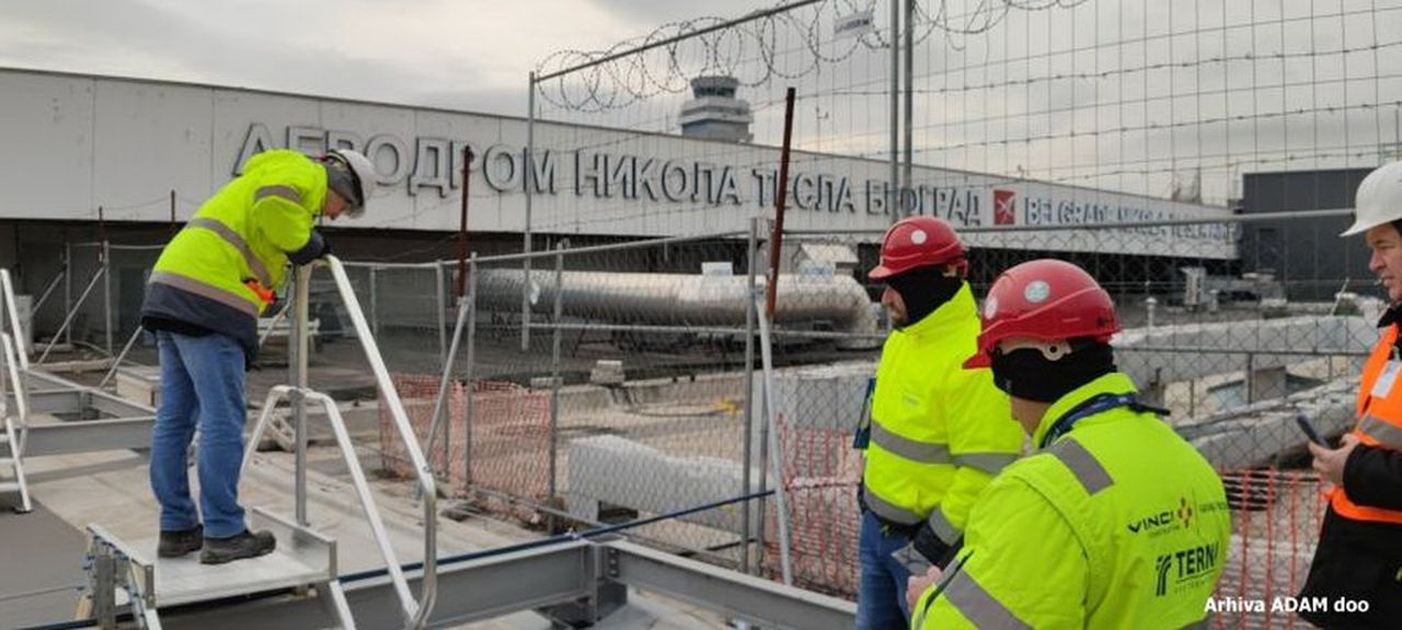 Radovi na krovu aerodroma Nikola Tesla (Foto: Adam)